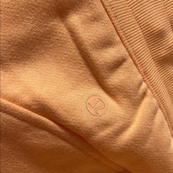 lululemon athletica Women’s Scuba Athletic Shorts Orange Peach Color SZ 4 NWT - Picture 5 of 5